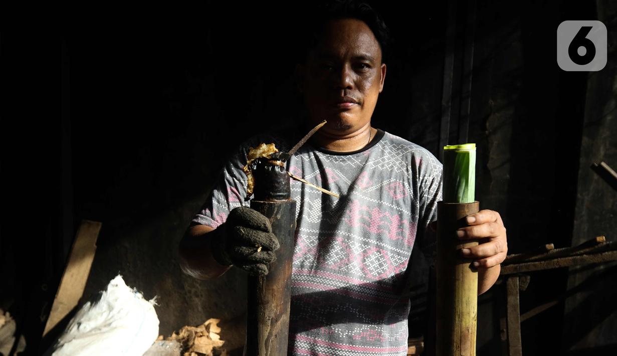 Kemudian dimasukkan daun pisang muda dalam bambu tersebut, lalu dimasukkan beras ketan atau pulut kemudian ditambah santan kelapa dan ditambah rempah. (Liputan6.com/Herman Zakharia)