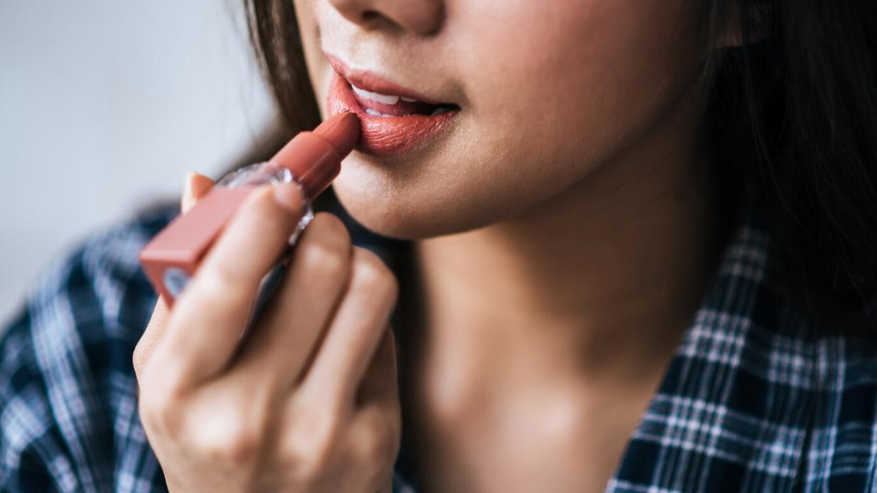 Ternyata Ini Alasan Wanita Memiliki Banyak Lipstik dengan Warna yang Hampir Identik!