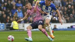 Pemain Everton, Vitaliy Mykolenko (kiri) berebut bola dengan pemain Brighton, Evan pada laga pekan ke-35 Liga Inggris 2022/2023 di  American Express Community Stadium, Brighton, Inggris, Selasa (09/05/2023) WIB. The Toffees menang dengan skor 5-1. (AP Photo/PA/Adam Davy)