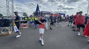 Suporter Skotlandia memainkan bagpipe saat berjalan di area fanzone Gillette Stadium, Foxborough, Amerika Serikat, Jumat (19/6/2026), menjelang laga melawan Maroko pada Piala Dunia 2026. Alunan musik tradisional tersebut menambah semarak suasana dan menjadi salah satu ciri khas dukungan Tartan Army kepada Timnas Skotlandia. (KLY Sports/Hery Kurniawan)