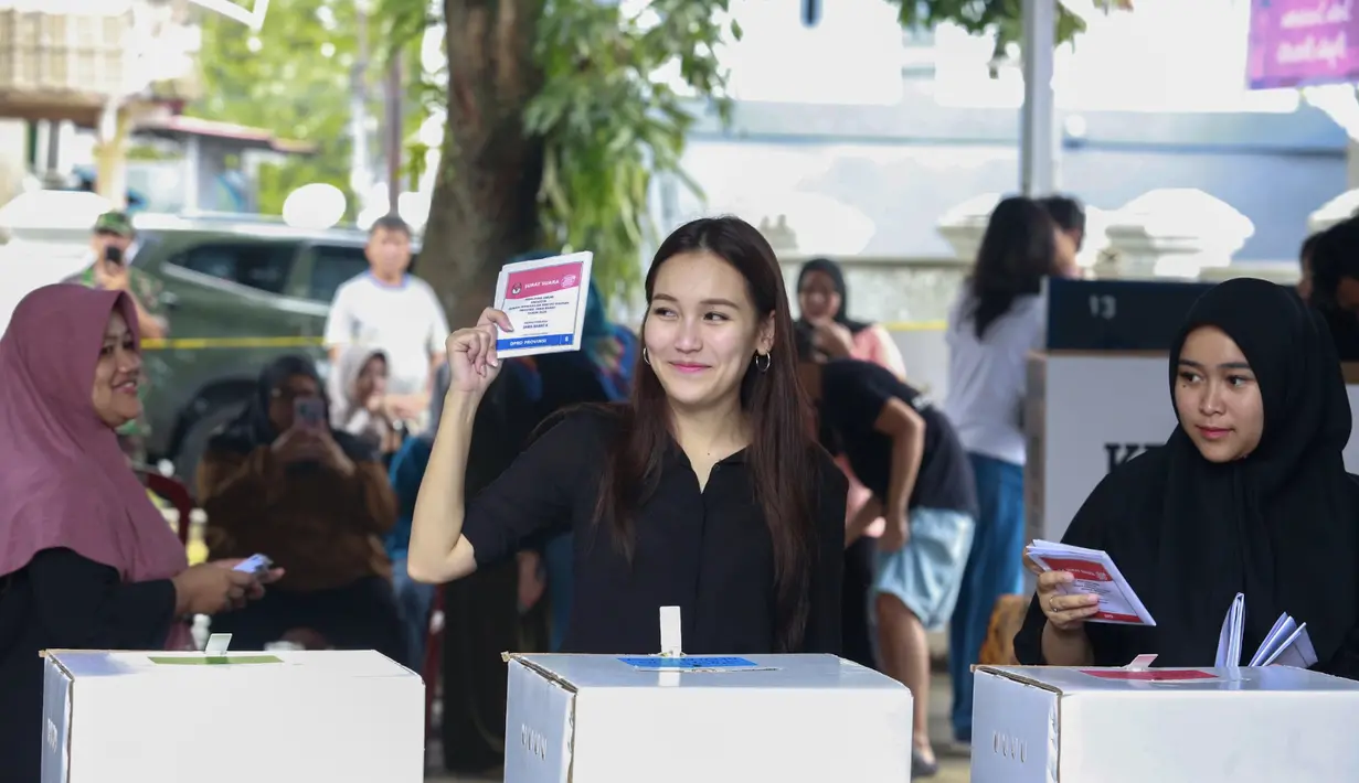 Ayu Ting Ting juga turut berpartisipasi dalam memberika suaranya di TPS. Ia beserta keluarga tampil dengan gaya fashion yang menarik. [Foto: M Akrom Sukarya]