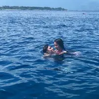 Verrell Bramasta dan Natasha Wilona saat berpelukan di laut (Instagram/@bramastavrl)