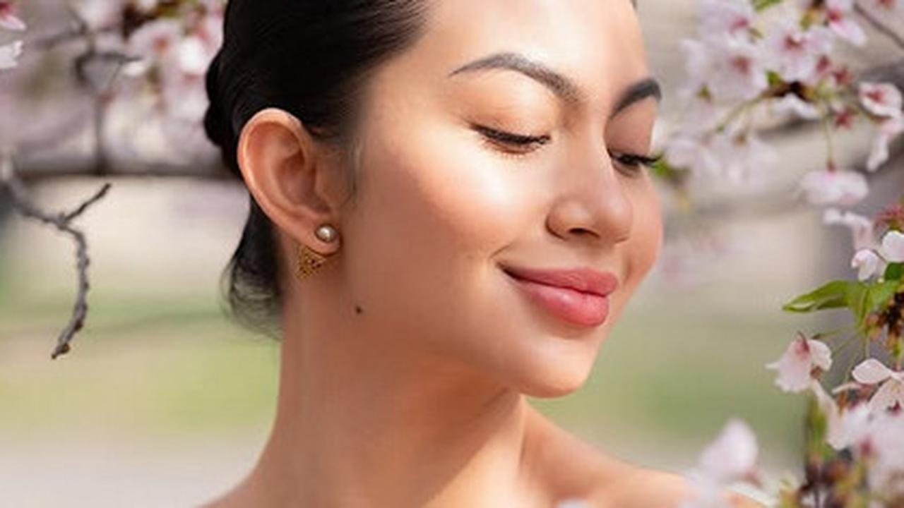 Ariel Tatum Pemotretan Pakai Kain Batik Berlatar Sakura di Jepang, Pancarkan Kecantikan Wanita Indonesia