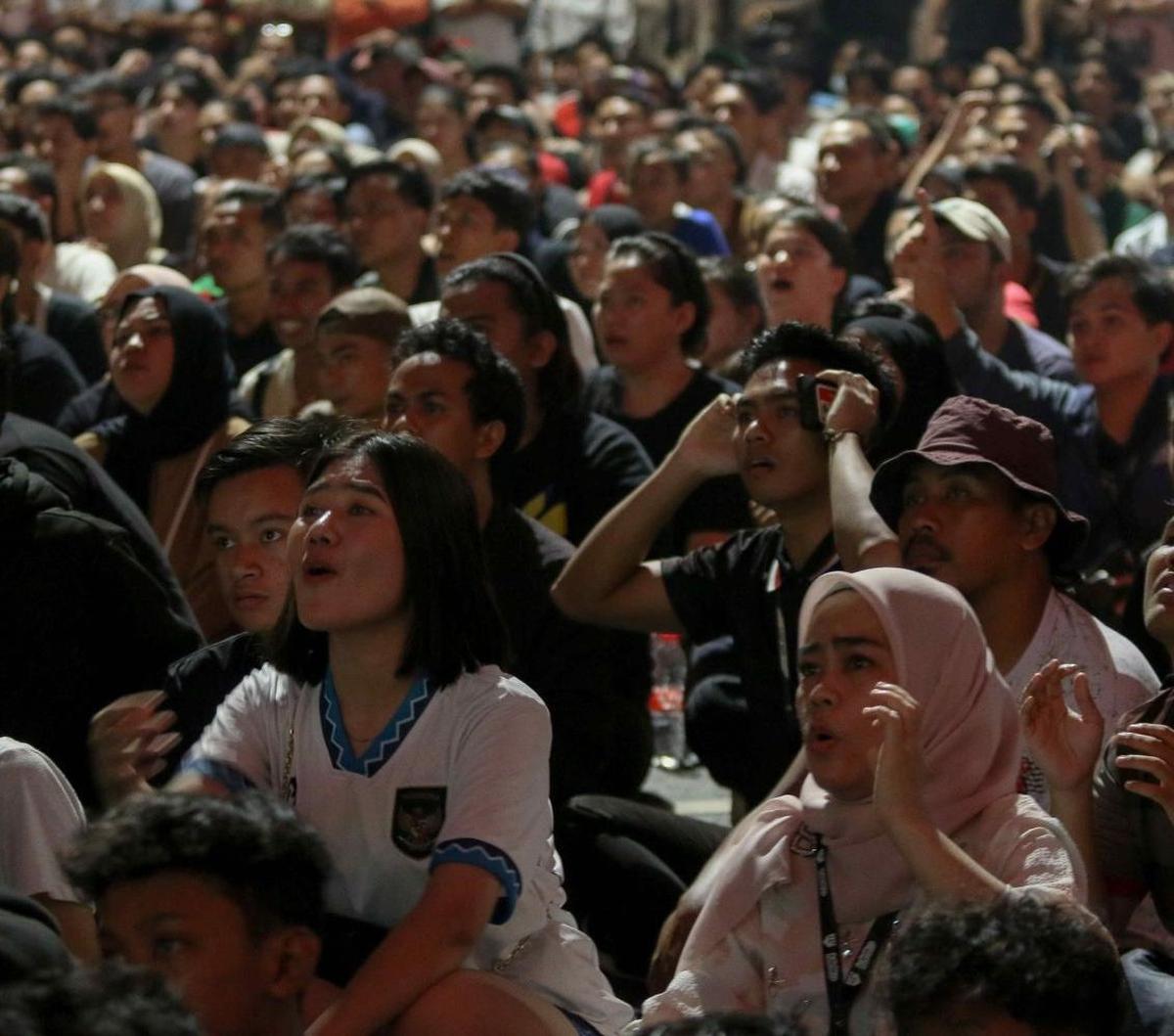 Ada yang cemas, sedih hingga kecewa karena tim kesayangan mereka Garuda Muda takluk oleh Guinea 0-1.<br>Foto: Liputan6.com / Herman Zakharia<br>