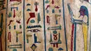 Hieroglif Mesir di peti mati kuno yang baru ditemukan di situs pemakaman Saqqara di Provinsi Giza, Mesir, 3 Oktober 2020. Kementerian Pariwisata dan Kepurbakalaan Mesir memamerkan 59 peti mati kuno yang baru ditemukan dengan kondisi terawat baik di Provinsi Giza. (Xinhua/Ahmed Gomaa)