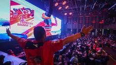 Seorang penonton melakukan selebarasi saat pembalap Ducati Lenovo, Francesco Bagnaia menjadi Juara Dunia MotoGP 2023 ketika acara nonton bareng MotoGP Valencia 2023 bersama Pertamina Enduro di HW Live House, Kemang, Jakarta, Minggu (26/11/2023). (Bola.com/Bagaskara Lazuardi)