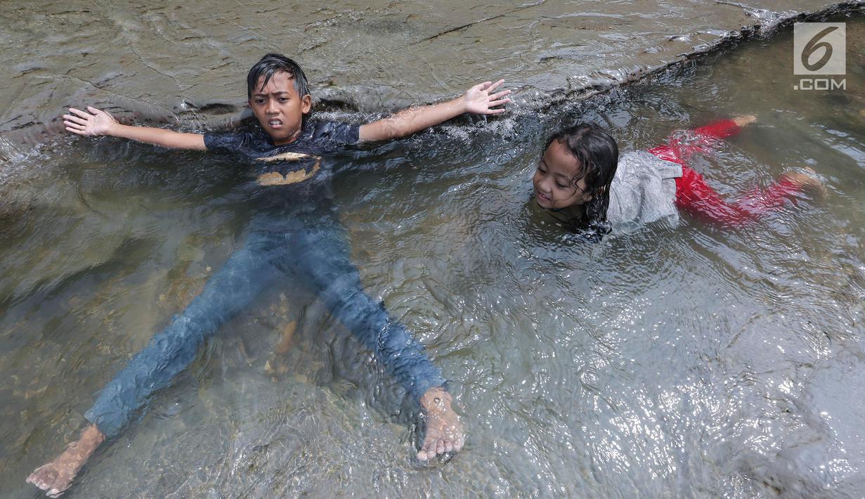 Foto Keseruan Anak Anak Berenang Di Aliran Sungai Gunung Sari Bogor News Liputan6 Com