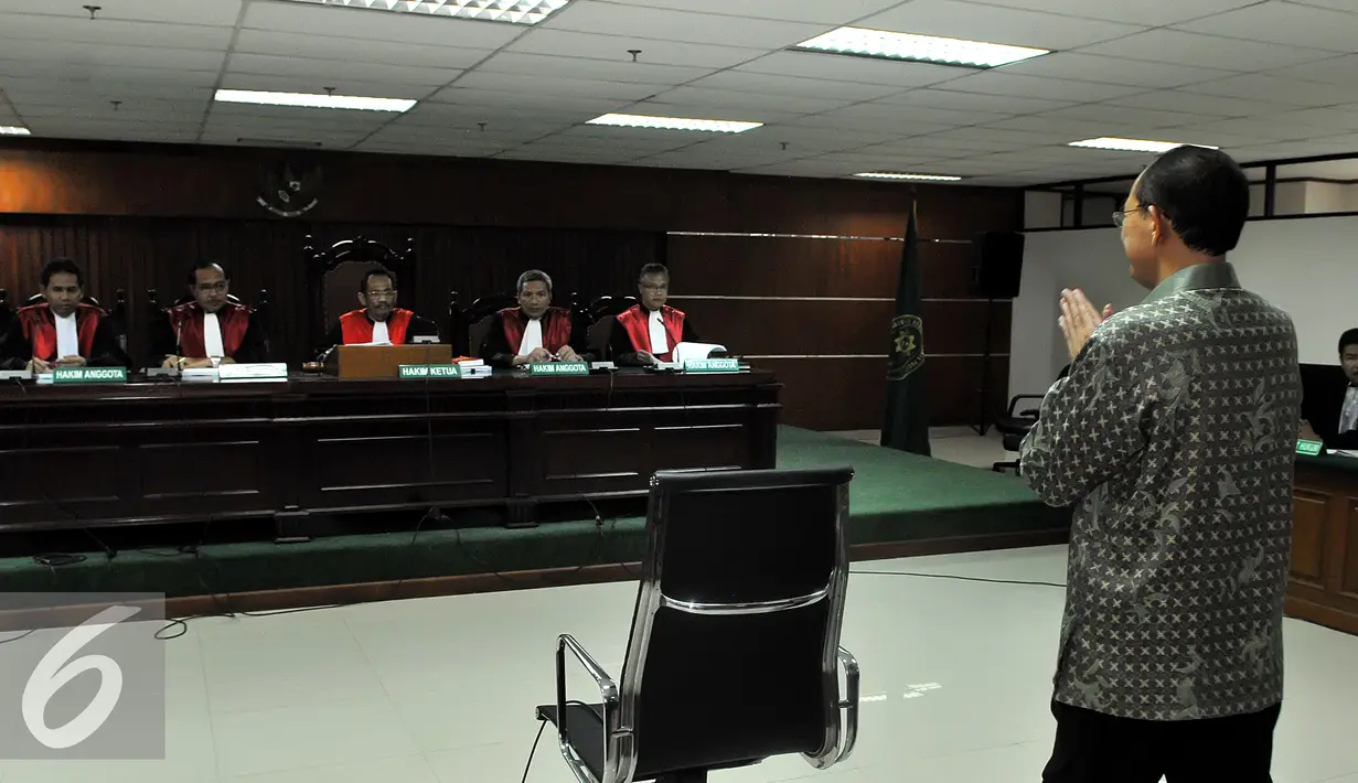 Mantan Menteri Agama, Suryadharma Ali (SDA) memberi salam kepada hakim jelang sidang pembacaan dakwaan di Pengadilan Tipikor, Jakarta, Senin (31/8/2015). (Liputan6.com/Herman Zakharia)