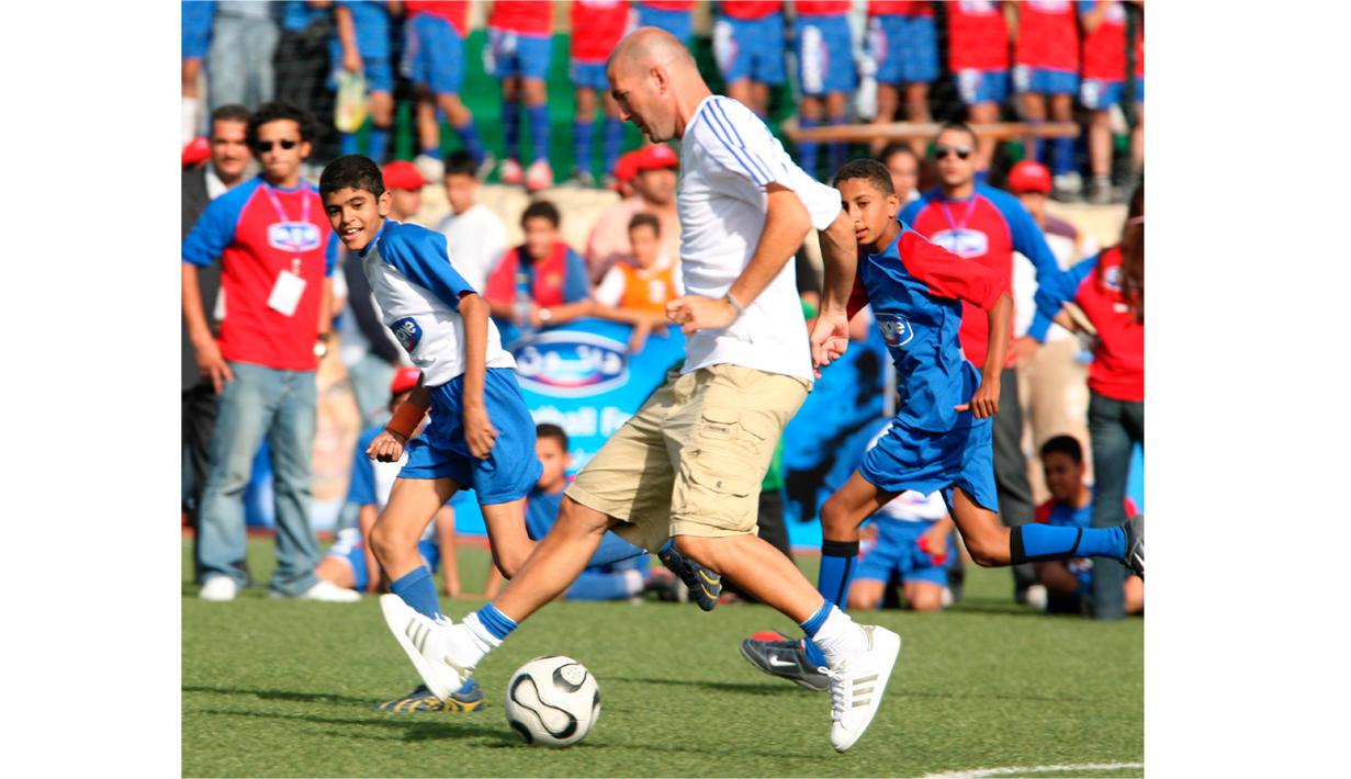  Zinedine Zidane bermain bola bersama anak-anak di Kairo, Mesir, (02/11/2007). Zidane hadir di Mesir untuk membantu kampanye sepak bola untuk anak cacat dan tunawisma.  (EPA/Khaled Elfiqi)