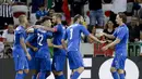 Para pemain Itali merayakan gol Eder saat melawan Uruguay pada laga Persahabatan di Nice Allianz Riviera stadium, Prancis, (7/6/2017). (AP/Claude Paris)