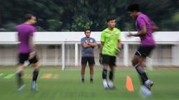 Pelatih kepala Timnas Indonesia U-23, Bima Sakti memimpin langsung latihan untuk persiapan SEA Games 2021 di Stadion Madya, Senayan, Jakarta, Selasa (12/04/2022) sore WIB. Skuat Garuda Muda rencananya akan berlaga di Hanoi pada 6-22 Mei 2022. (Bola.com/Bagaskara Lazuardi)