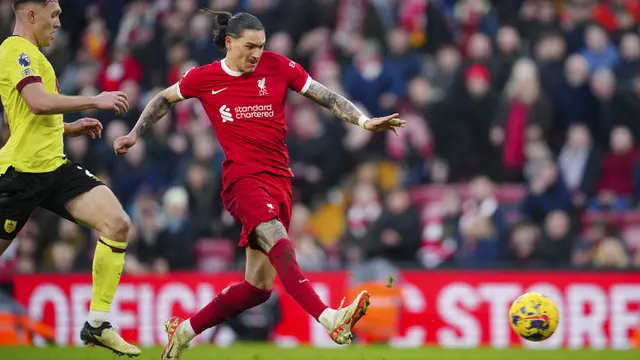 Foto: Aksi Cetak Gol Sulit ala Darwin Nunez saat Liverpool Tumbangkan Burnley di Liga Inggris
