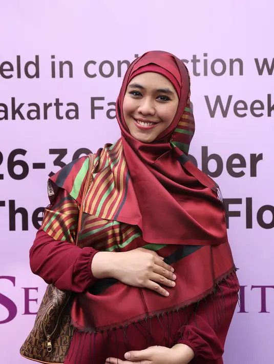 Wanita berdarah campuran Jawa-Palembang ini pun tak hanya mencari profit dari bisnisnya. Di balik itu ia memiliki niat mulia lantaran dirinya merasa sedih jika wanita di luar sana memakai baju terbuka dan digoda oleh lelaki. (Andy Masela/Bintang.com)