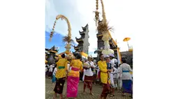 Umat Hindu Bali memadati tempat sembahyang untuk merayakan hari raya Galungan di Jimbaran, Bali, Rabu (21/5/14). (AFP PHOTO/Sonny Tumbelaka)