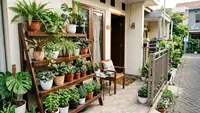 7 Konsep Teras Rumah Sempit Tapi Punya Kebun Mini dengan Rak Bertingkat