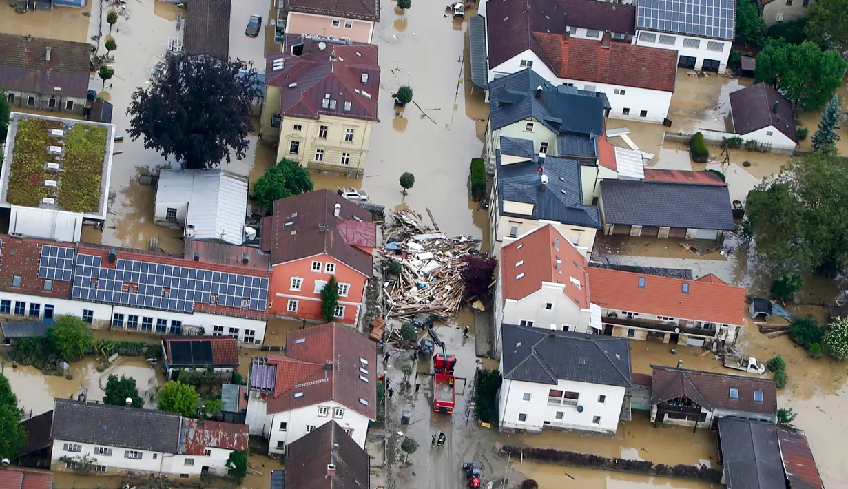 Tumpukan puing - puing bangunan penuhi jalanan di desa Bavarian, Munich , Jerman , 2 Juni 2016. Hujan yang diperkirakan akan terus berlanjut ini membuat misi penyelamatan terhambat.  (REUTERS / Michaela Rehle)