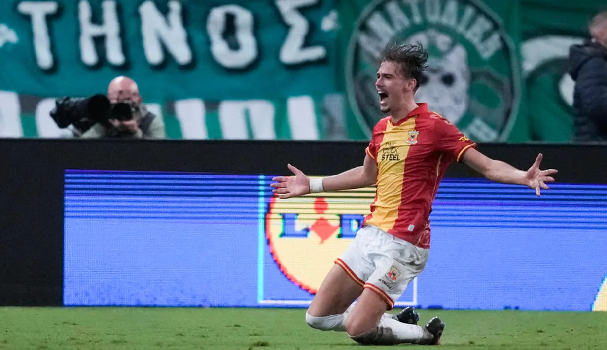 Dua assist itu dikirimkan oleh Dean James kepada striker andalan Go Ahead Eagles, Milan Smit. Sang penyerang pun menyambar umpan James dengan sangat baik. (AP Photo/Thanassis Stavrakis)