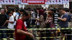 Antrean panjang terjadi pada hari ketiga penukaran tiket laga FIFA Matchday antara Timnas Indonesia vs Argentina di Wisma Serbaguna Senayan, Jakarta, Minggu (18/6/2023). (Liputan6.com/Johan Tallo)