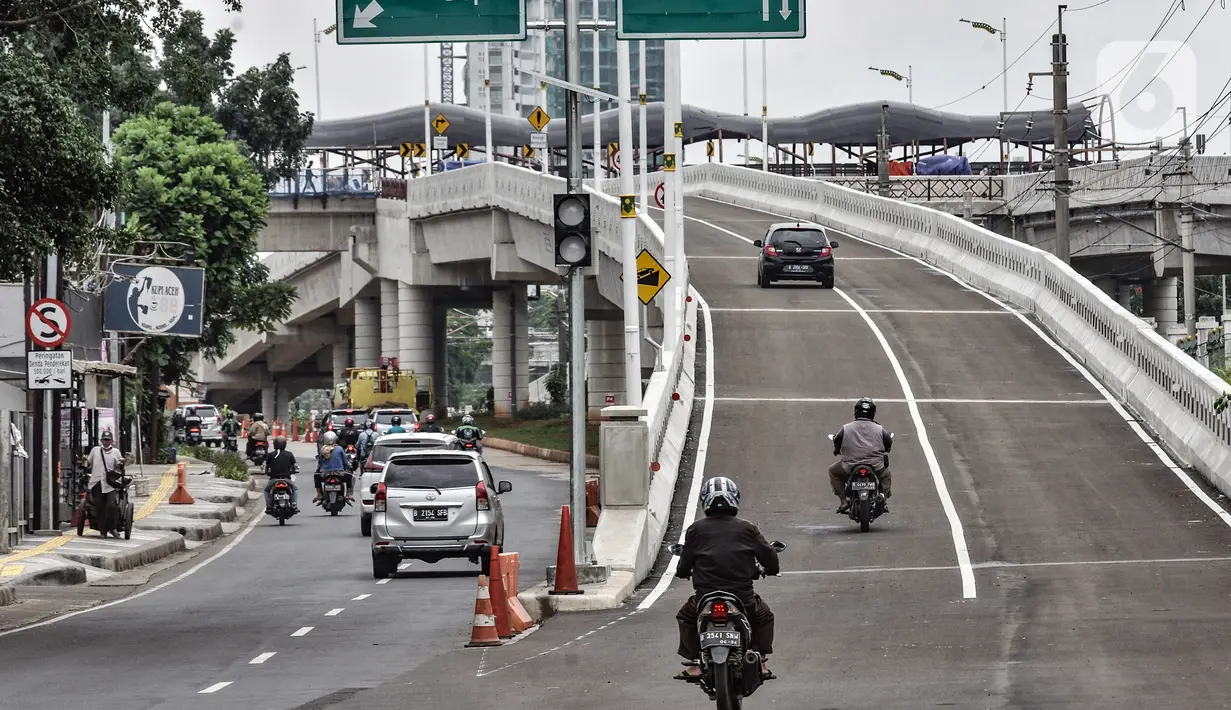 Sejumlah kendaraan melintasi melintasi jalan layang atau flyover Tanjung Barat, Jakarta, Minggu (31/1/2021). Uji coba flyover tapal kuda dilakukan selama tiga hari, mulai 31 Januari 2021 hingga 2 Februari 2021. (merdeka.com/Iqbal S. Nugroho)