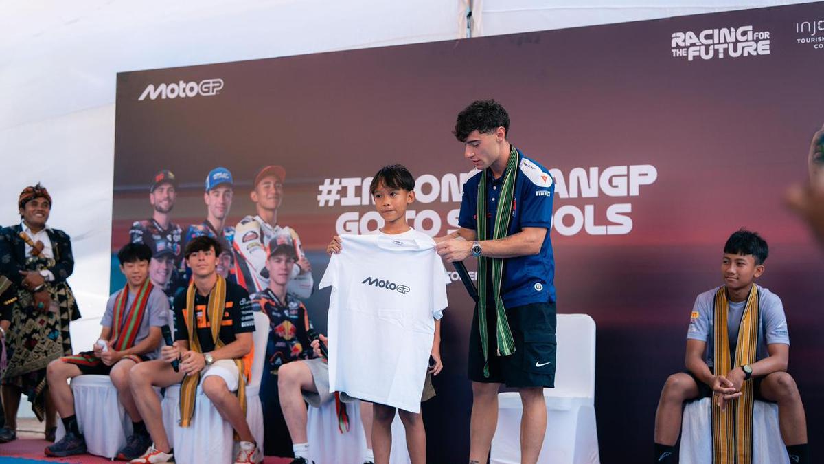 Sebelum Balapan MotoGP Indonesia 2025, Para Pembalap Kunjungi Sekolah-Sekolah di Lombok
