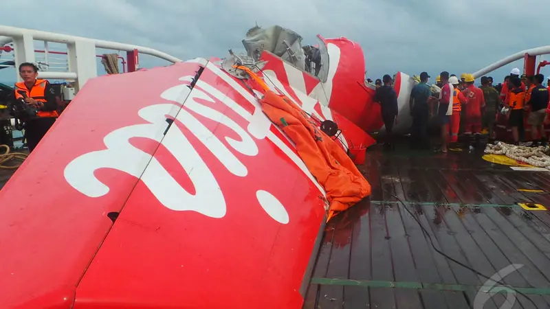 Kondisi Ekor AirAsia QZ8501 yang Berhasil Diangkat