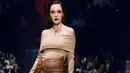 Cathy Sharon masih punya pesona yang memikat di usia 42 tahun dengan tampil bak supermodel di runway [@cathysharon]