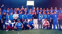 PSIS Semarang saat merayakan titel juara Liga Indonesia 1999. Pada partai final di Stadion Klabat, Manado, 9 April 1999, PSIS menang 1-0 atas Persebaya Surabaya. (Dok. Twitter PSIS LEGENDs)