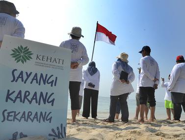 HUT ke-74 RI, Aktivis Upacara Menghadap Laut di Pulau Sangiang