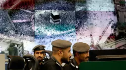 Sejumlah petugas kepolisian Arab Saudi memantau layar yang memperlihatkan Masjidil Haram di Pusat Pemantauan 911, Makkah, Selasa (6/8/2019). Teknologi yang digunakan oleh Pusat Pemantauan 911 termasuk terbaik di dunia. (AP Photo/Amr Nabil)