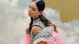 Alyssa juga kerap mengunggah aktivitas kesehariannya dari mulai bekerja hingga liburan. Sosoknya pun selalu menjadi sorotan karena dinilai fashionable dan stylish. Terlebih saat mengenakan outfit colorful, ia tampak makin menawan.(Liputan6.com/IG/@alyssadaguise)