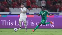 Pada pertandingan tersebut, Verdonk turut membantu Marselino Ferdinan mencetak gol pada menit ke-57. Membangun serangan dari sisi kanan, Calvin Verdonk yang mendapat kawalan ketat pemain Arab Saudi, masih bisa memberikan umpan kepada Marselino. (Bola.com/M Iqbal Ichsan)