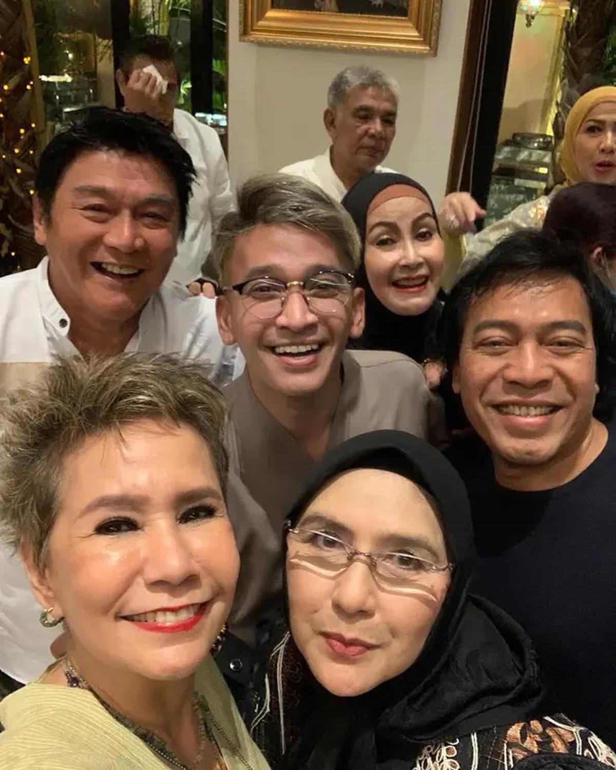 6 Potret Desy Ratnasari Halalbihalal Bareng Artis Lawas, Ruben Onsu Ikut Hadir