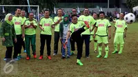 Ketua Umum PKB Muhaimin Iskandar (depan) menendang bola disaksikan Ketua Fraksi PKB Ida Fauziah (kiri) dan anggota fraksi PKB lainnya dalam peringatan HUT ke-17 Fraksi PKB di Kompleks Parlemen, Senayan, Jakarta, Kamis (6/10). (Liputan6.com/JohanTallo)