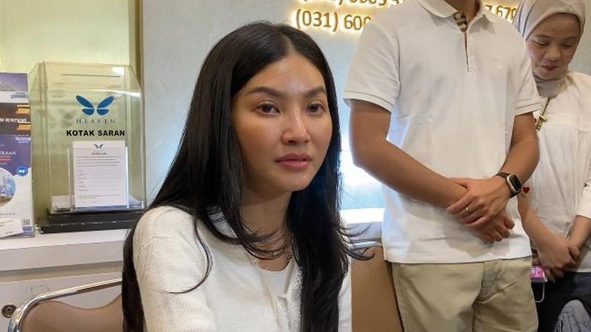 Sarwendah Langsung Terbang ke Korea Selatan Usai Prosesi Kremasi Sang Ayah