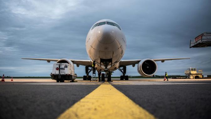 Tubuh anak itu ditemukan di bagian bawah pesawat Air France Boeing 777 setelah mendarat di bandara Charles de Gaulle, utara Paris. (Liputan6/AFP/Martin BUREAU)