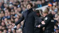 Pelatih Tottenham, Mauricio Pochettino terus memberikan petunjuk kepada anak asuhnya saat melawan AFC Bournemouth pada lanjutan liga Inggris di Stadion White Hart Lane, London, Minggu (20/3/2016). (Action Images via Reuters/Matthew Childs)