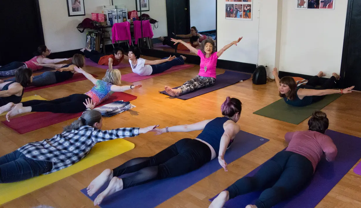 Suasana pelatihan yoga yang diajarkan Tao Porchon-Lynch di Hartsdale, New York, AS, (16/1). Porchon-Lynch yang masih terlihat bugar dan energik juga tercatat dalam Guinness World Records. (AFP Photo/Don Emmert) 