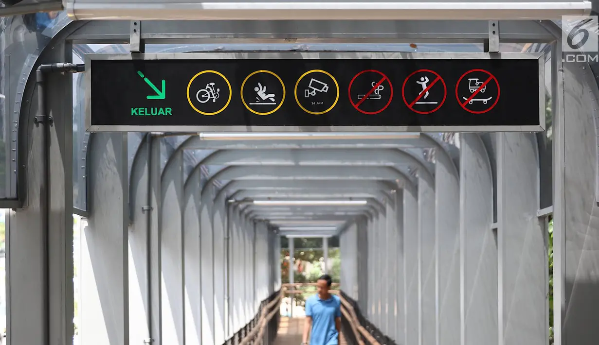 Plang petunjuk pada jembatan penyeberangan orang (JPO) di Jalan Jenderal Sudirman, Jakarta, Kamis (28/2). Hari ini, Gubernur DKI Anies Baswedan meresmikan JPO yang sudah direvitalisasi di Sudirman. (Liputan6.com/Immanuel Antonius)