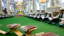 Anak-anak muslim membaca Alquran berjemaah selama bulan Ramadan di Masjid Imam Ali Ibn Abi Tholib di Najaf, Irak (2/6). Mereka mengkhatamkan Alquran selama bulan Ramadan. (AFP/Haidar Hamdani)