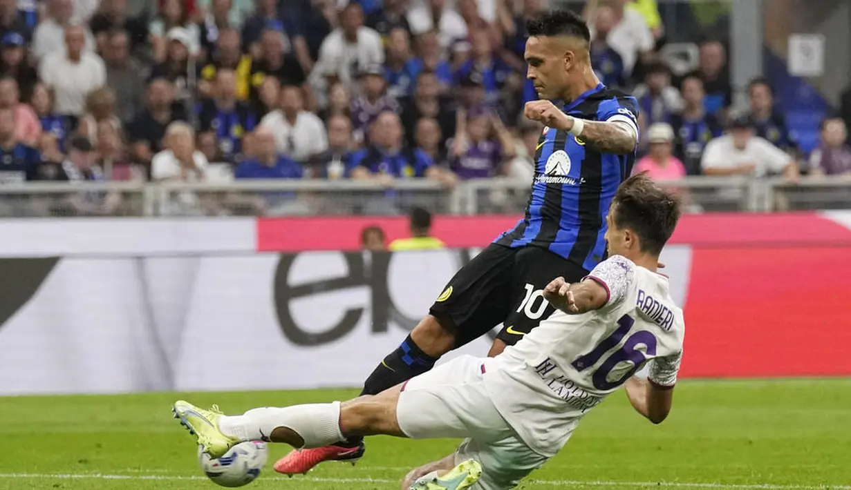 Pemain Inter Milan, Lautaro Martinez melepaskan tendangan saat melawan Fiorentina pada laga Liga Italia pekan ketiga Serie A 2023/2024 di Stadion Giuseppe Meazza, Minggu (03/09/2023). Inter Milan menang dengan skor 4-0. (AP Photo/Antonio Calanni)