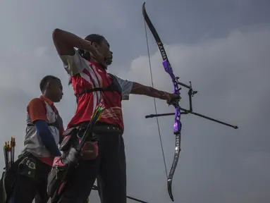 Para pepanah bersiap melepas anak panah saat pemusatan latihan jelang Asian Games XVIII di Lapangan Panahan Senayan, Jakarta, Rabu (6/6/2018). Cabang panahan menargetkan satu medali emas pada Asian Games. (Bola.com/Vitalis Yogi Trisna)