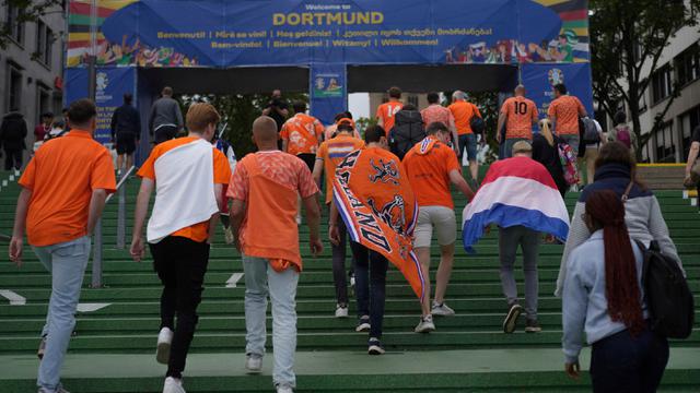 Jelang Laga Semifinal Euro 2024, Suporter Belanda dan Inggris Mulai Berdatangan