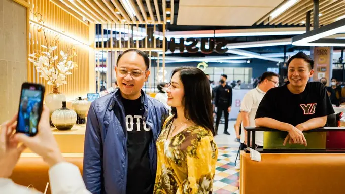 Iis Dahlia bersama suami, Satrio Dewandono, di sela-sela acara grand opening Sushi Ya, Kota Kasablanka (ist)