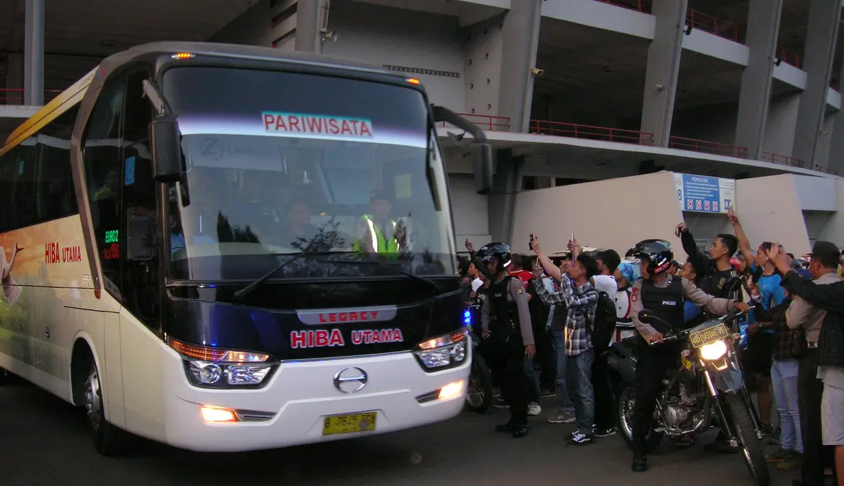 Bus para pemain Persib bersiap keluar usai latihan jelang laga final Piala Presiden 2015 menghadapi Sriwijaya FC di Stadion Utama Gelora Bung Karno, Jakarta, Sabtu (17/10/2015). (Bola.com/Arief Bagus)