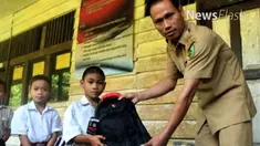 Kamis,(13/4/2017) Presiden Jokowi mengabulkan permintaan siswa SDN 4 Sungkung Bengkayang, Kalimantan Barat. memberikan tas sekolah 