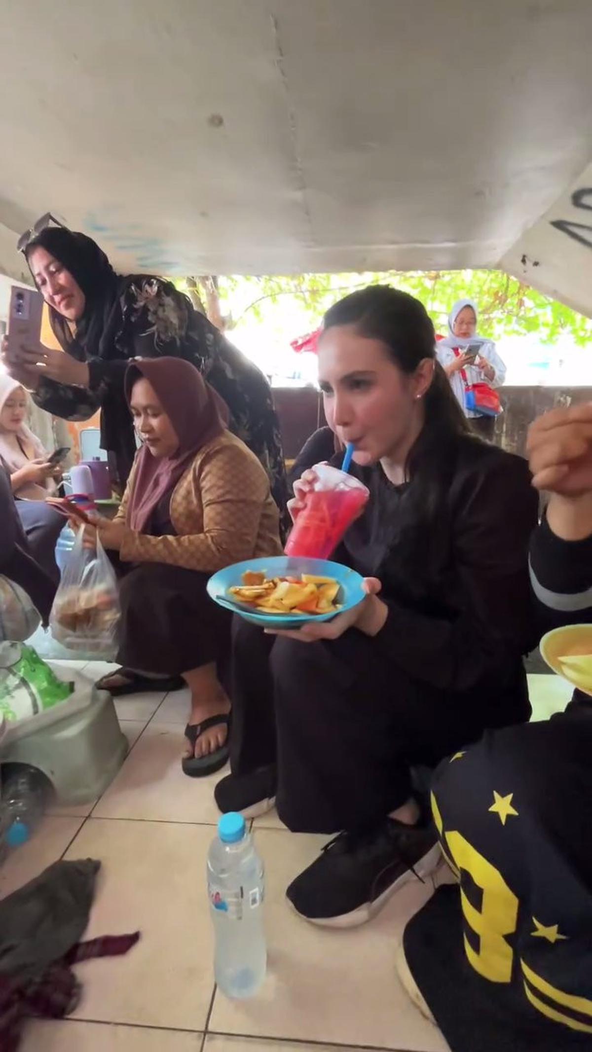 7 Potret Arumi Bachsin Ikutan Antri Rujak Buah Viral di Pasar, Ikut Jongkok Bareng Ibu-Ibu