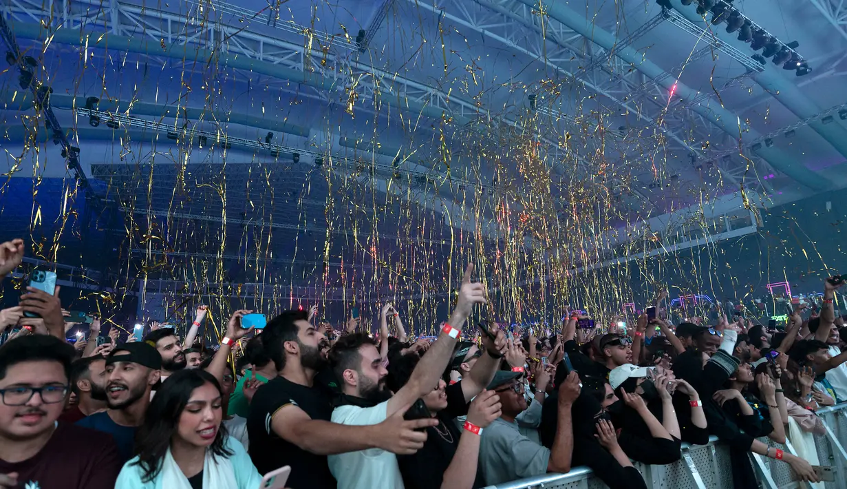Penonton bersorak menyaksikan penampilan DJ sekaligus produser Amerika Serikat Marshmello bersama bintang pop Lebanon Nancy Ajram membawakan single mereka "Sah Sah" pada seri konser Gamers8 di Riyadh, Arab Saudi, 11 Agustus 2022. Gamers8 adalah musim permainan besar-besaran yang berlangsung dari 14 Juli hingga 8 September di kerajaan gurun. (Nasser al-HARBI/AFP)