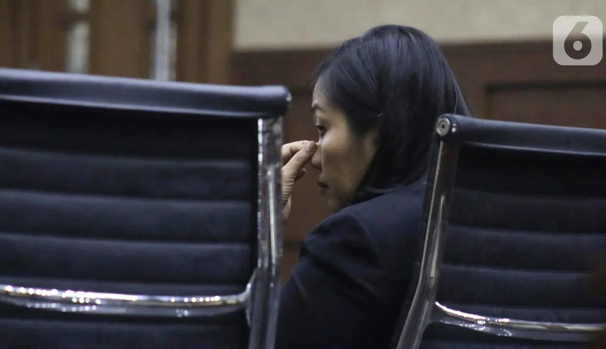 Terdakwa perantara suap mantan anggota DPR Bowo Sidik Pangarso, M Indung Andriani (kiri) saat menjalani sidang pembacaan tuntutan di Pengadilan Tipikor, Jakarta, Rabu (16/10/2019). M Indung Andriani dituntut 4 tahun penjara dan denda Rp 200 juta. (Liputan6.com/Helmi Fithriansyah)