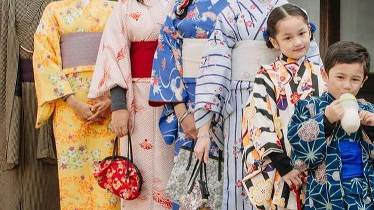 Foto-foto Keluarga Ussy Sulistiawaty dan Andhika Pratama Kompak Pakai Kimono, Penampilan Elea Bikin Salfok
