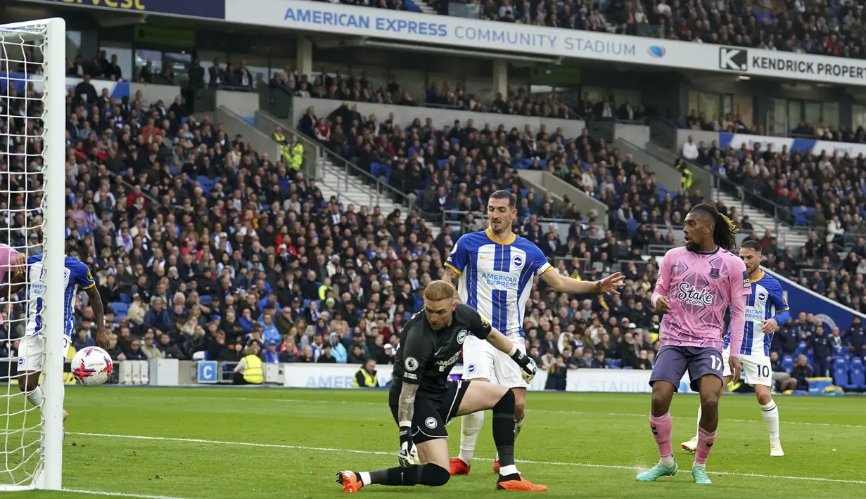 Dua gol lainnya dicetak Everton di babak kedua lewat Dwight McNeil (76', 90').  (Adam Davy/PA via AP)